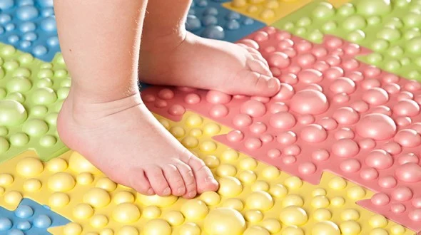 العلاج المتاح لتسطح القدم عند الأطفال